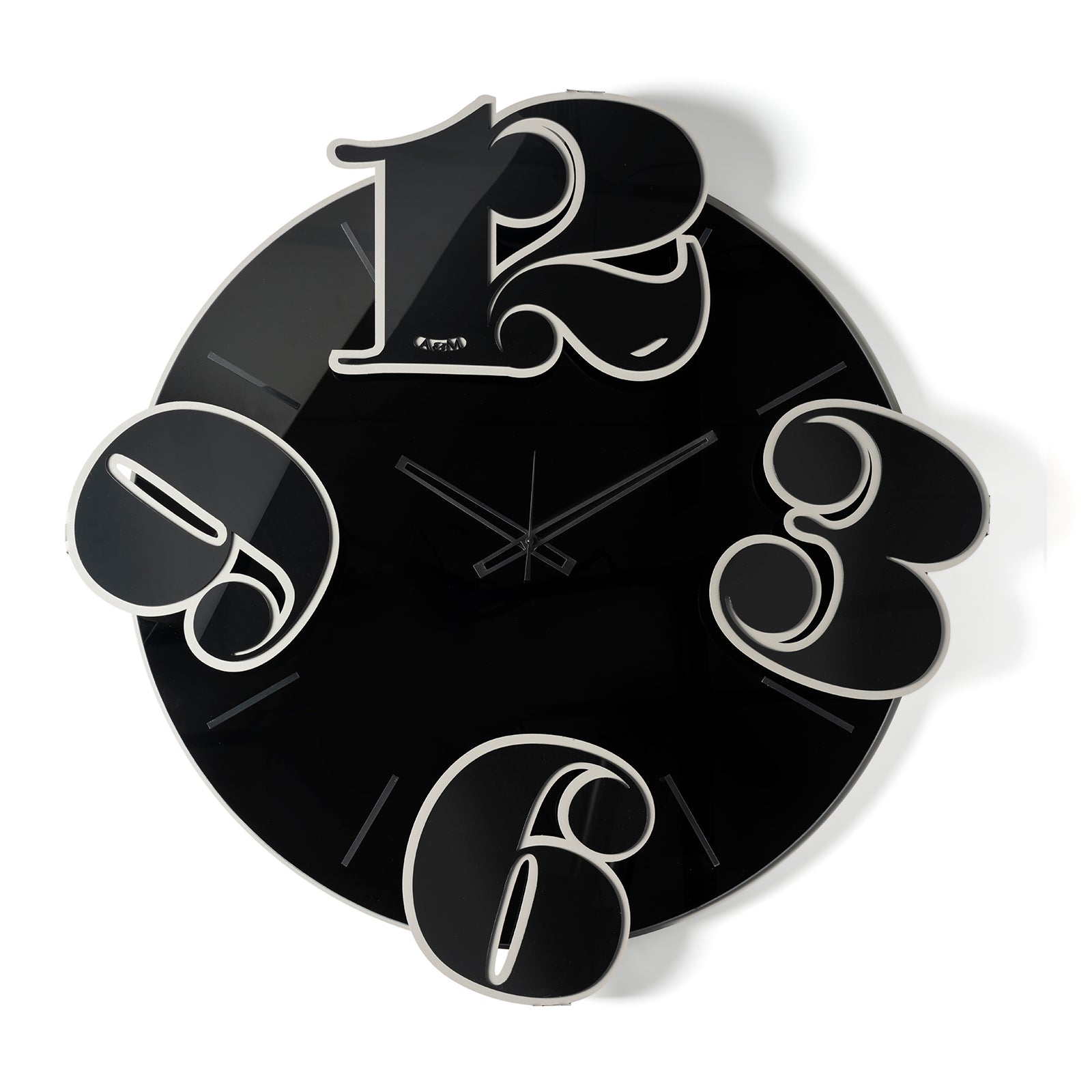 Vista frontale dell'orologio in vetro specchio Crystal® nero Benguiat con numeri e indici in cristallo acrilico nero specchiato. Base fango. Prodotto da Arti&Mestieri.