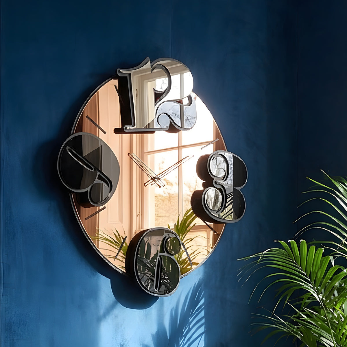 Dettaglio ambientazione Orologio Benguiat su parete blu