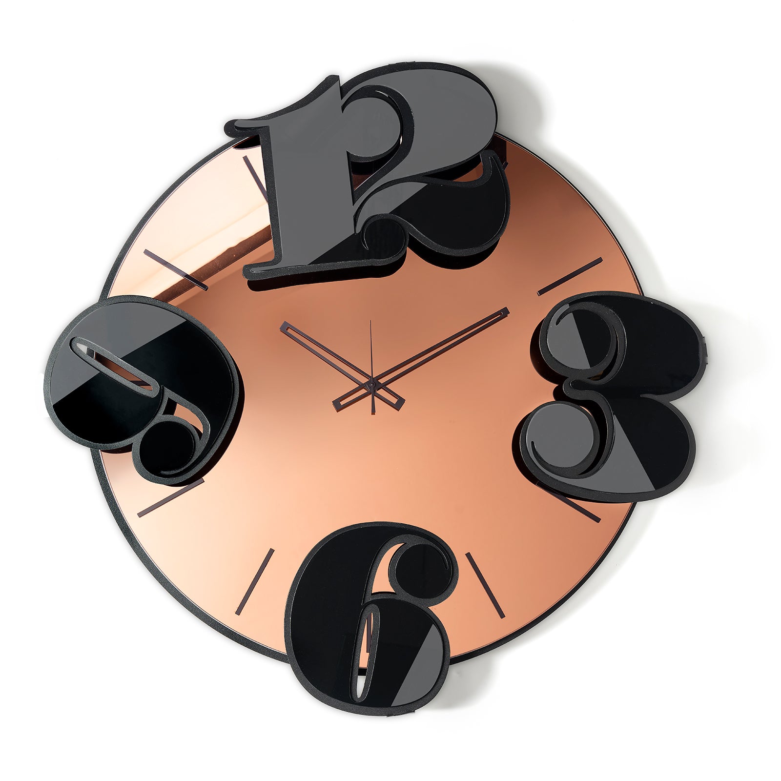 Vista frontale dell'orologio in vetro specchio Crystal® rosa Benguiat con numeri e indici in cristallo acrilico nero specchiato. Base in ferro nero. Prodotto da Arti&Mestieri.