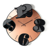 Vista frontale dell'orologio in vetro specchio Crystal® rosa Benguiat con numeri e indici in cristallo acrilico nero specchiato. Base in ferro nero. Prodotto da Arti&Mestieri.