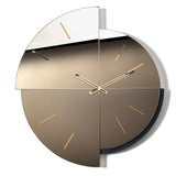 Vista frontale alternativa dell'orologio in vetro specchio Avignone. Due tipi di vetro, Velour Luxe® bronzo e Crysta Luxe® bronzo, uno satinato e l'altro specchiato conferiscono un particolare gioco di luci e riflessioni. Base nero. Indici in cristallo acrilico oro specchiato. Prodotto da Arti&Mestieri.