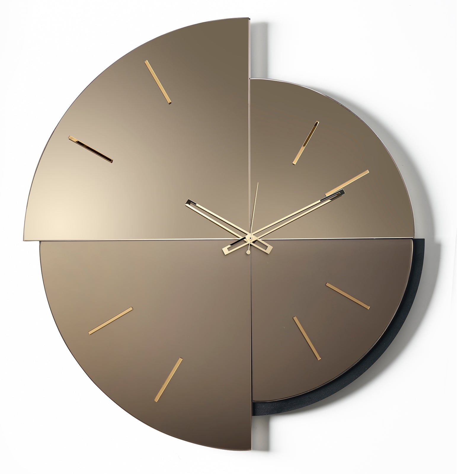 Vista frontale dell'orologio in vetro specchio Avignone. Due tipi di vetro, Velour Luxe® bronzo e Crysta Luxe® bronzo, uno satinato e l'altro specchiato conferiscono un particolare gioco di luci e riflessioni. Base nero. Indici in cristallo acrilico oro specchiato. Prodotto da Arti&Mestieri.