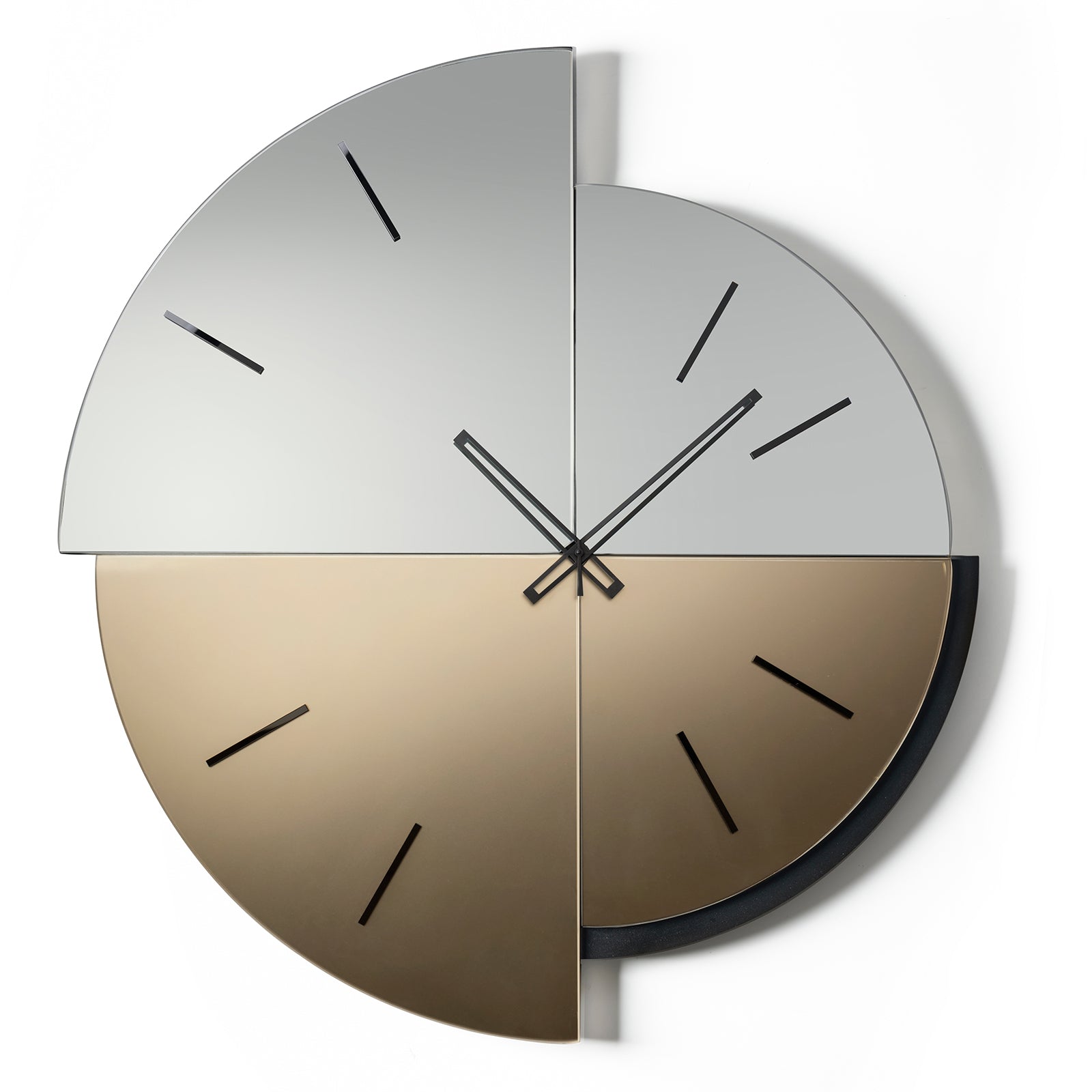 Vista frontale dell'orologio in vetro specchio Avignone. Due tipi di vetro, Velour Luxe® bronzo e Crysta Luxe® fumè, uno satinato e l'altro specchiato conferiscono un particolare gioco di luci e riflessioni. Base nero. Indici in cristallo acrilico nero specchiato. Prodotto da Arti&Mestieri.