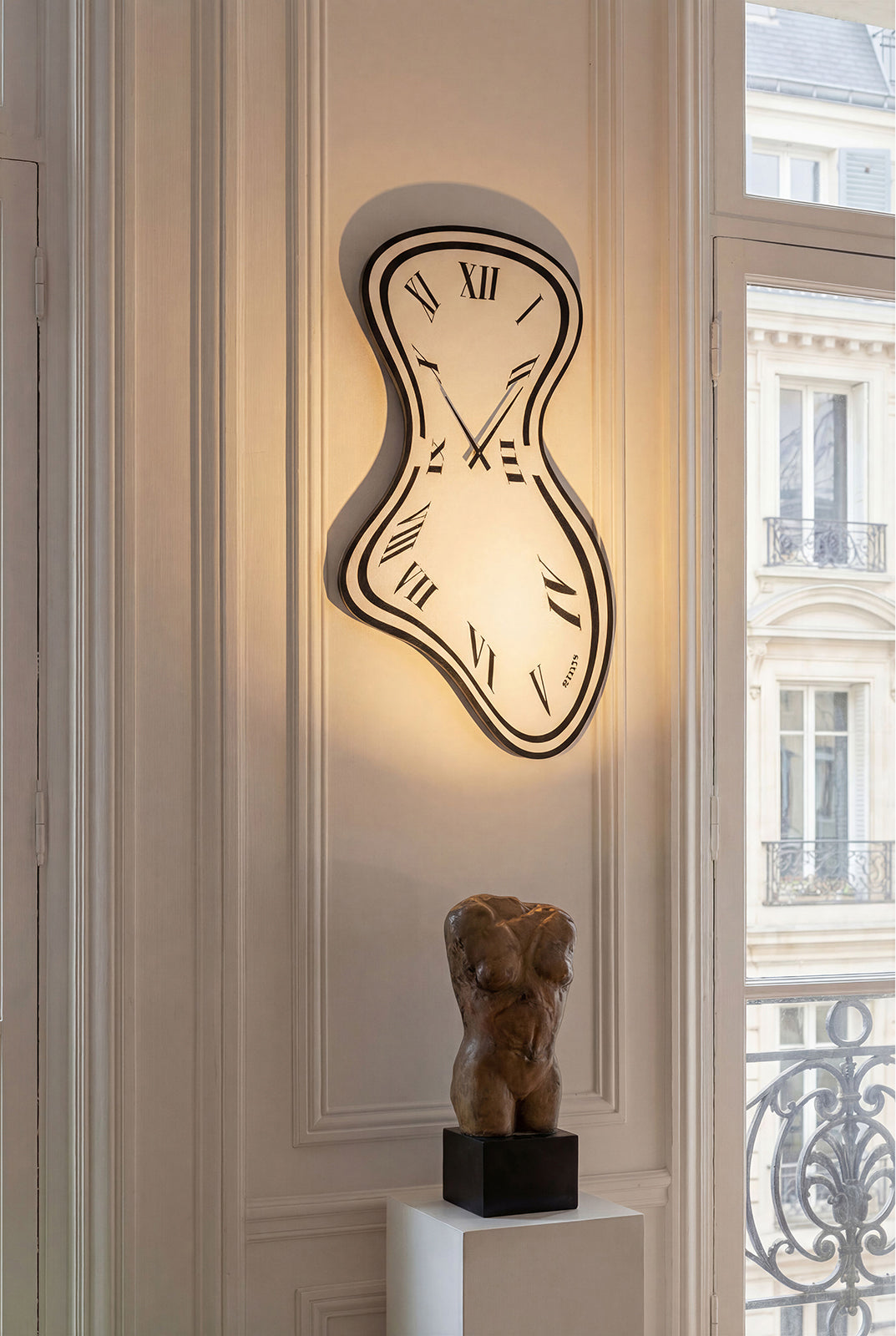 Particolare dell'ambientazione in un salotto moderno parigino di un collezionista d'arte dell'Orologio Dali di Arti&Mestieri.