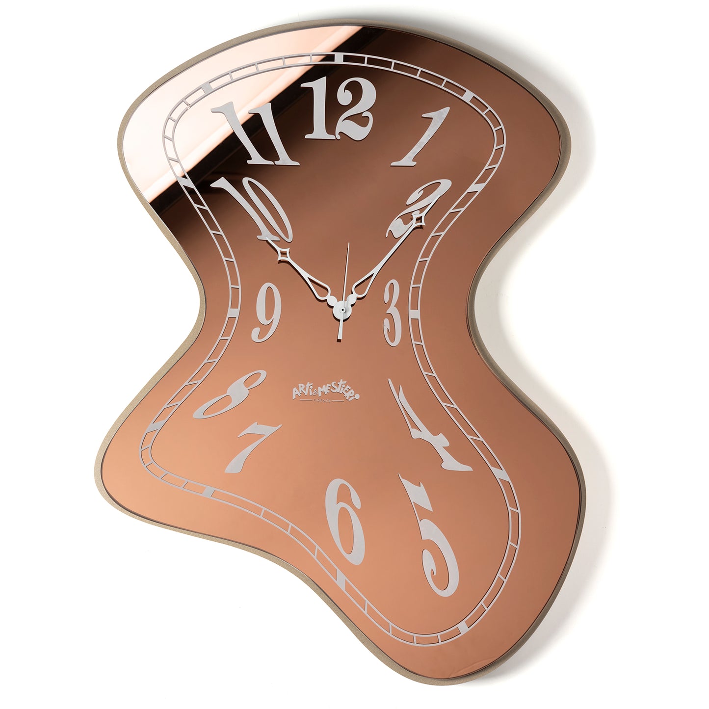 Vista frontale dell'orologio Salvador di Arti&Mestieri, con quadrante in vetro Crysta Luxe® ambrato serigrafato bianco.