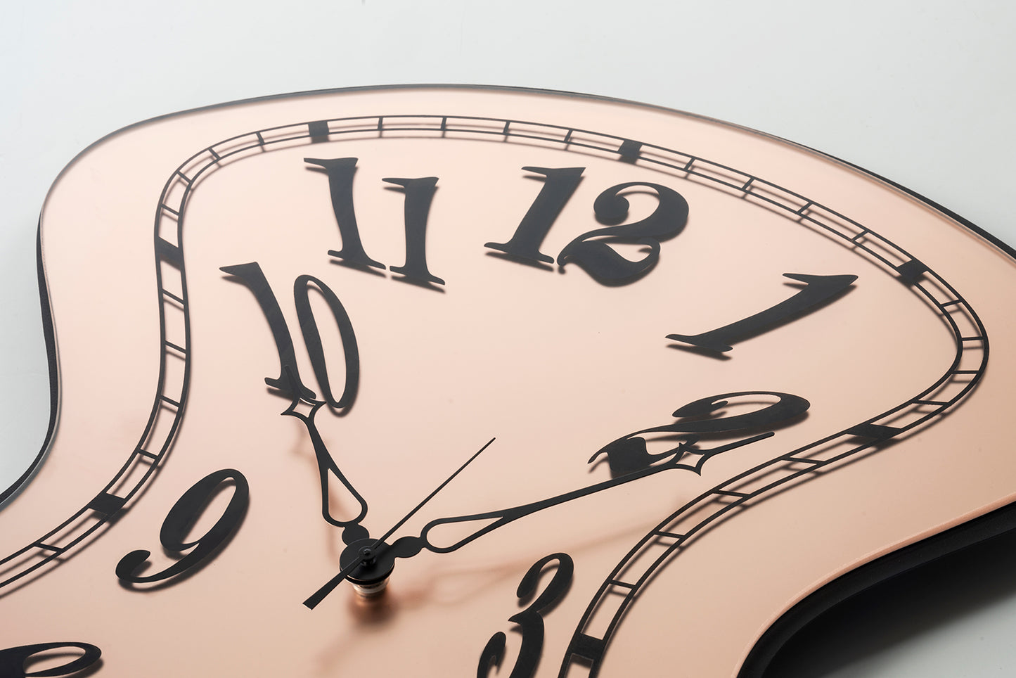 Particolare quadrante serigrafato Velour Luxe rosa dell'orologio Dali Arti&Mestieri