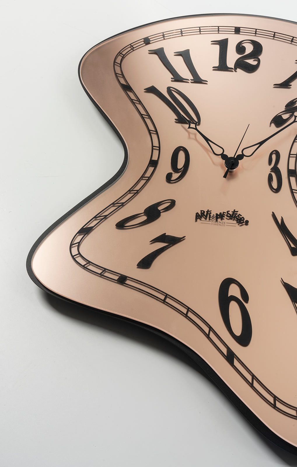 Dettaglio quadrante rosa con finitura Velour Luxe dell'orologio Dali
