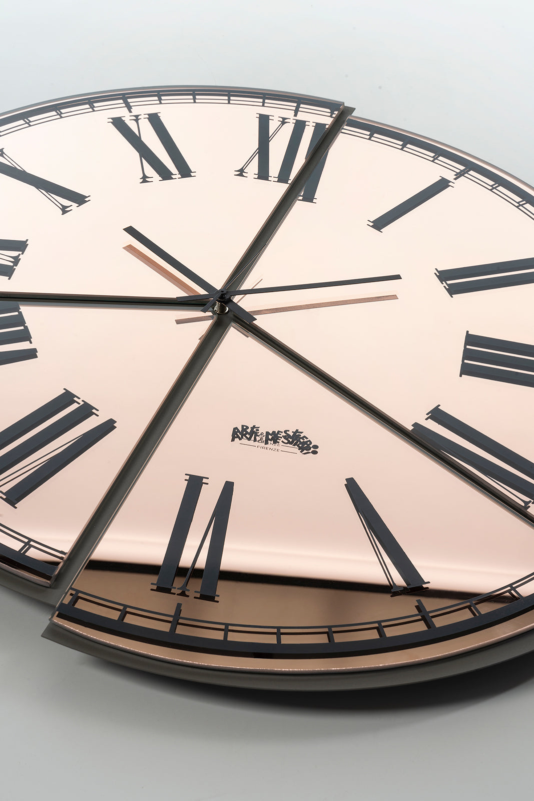 Particolare dell'orologio specchiato Kintsugi di Arti&Mestieri