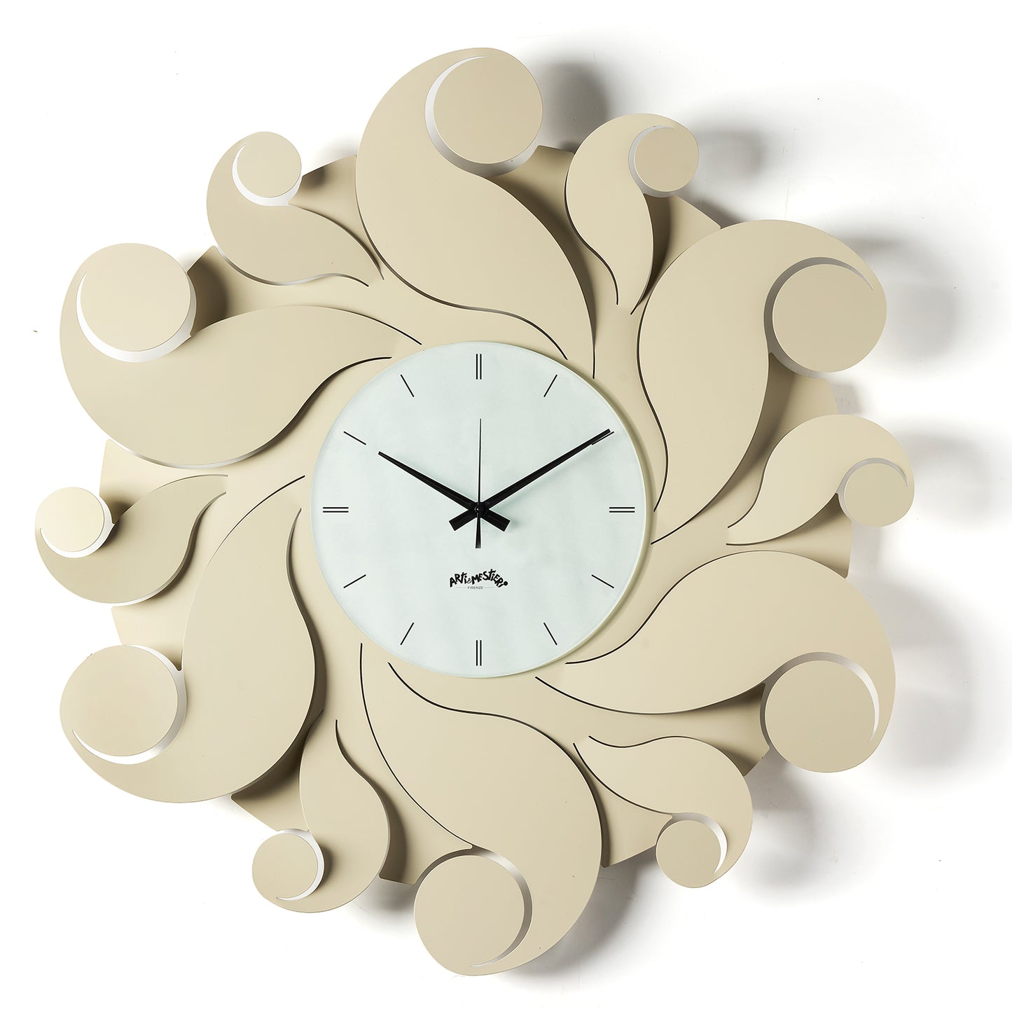 Orologio da parete Medusa color crema Arti&Mestieri, vista frontale con riccioli in ferro che creano un effetto tridimensional