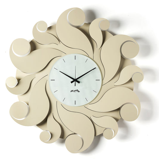 Orologio da parete Medusa color crema Arti&Mestieri, vista frontale con riccioli in ferro che creano un effetto tridimensional