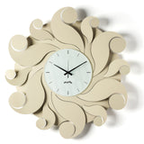Orologio da parete Medusa color crema Arti&Mestieri, vista frontale con riccioli in ferro che creano un effetto tridimensional