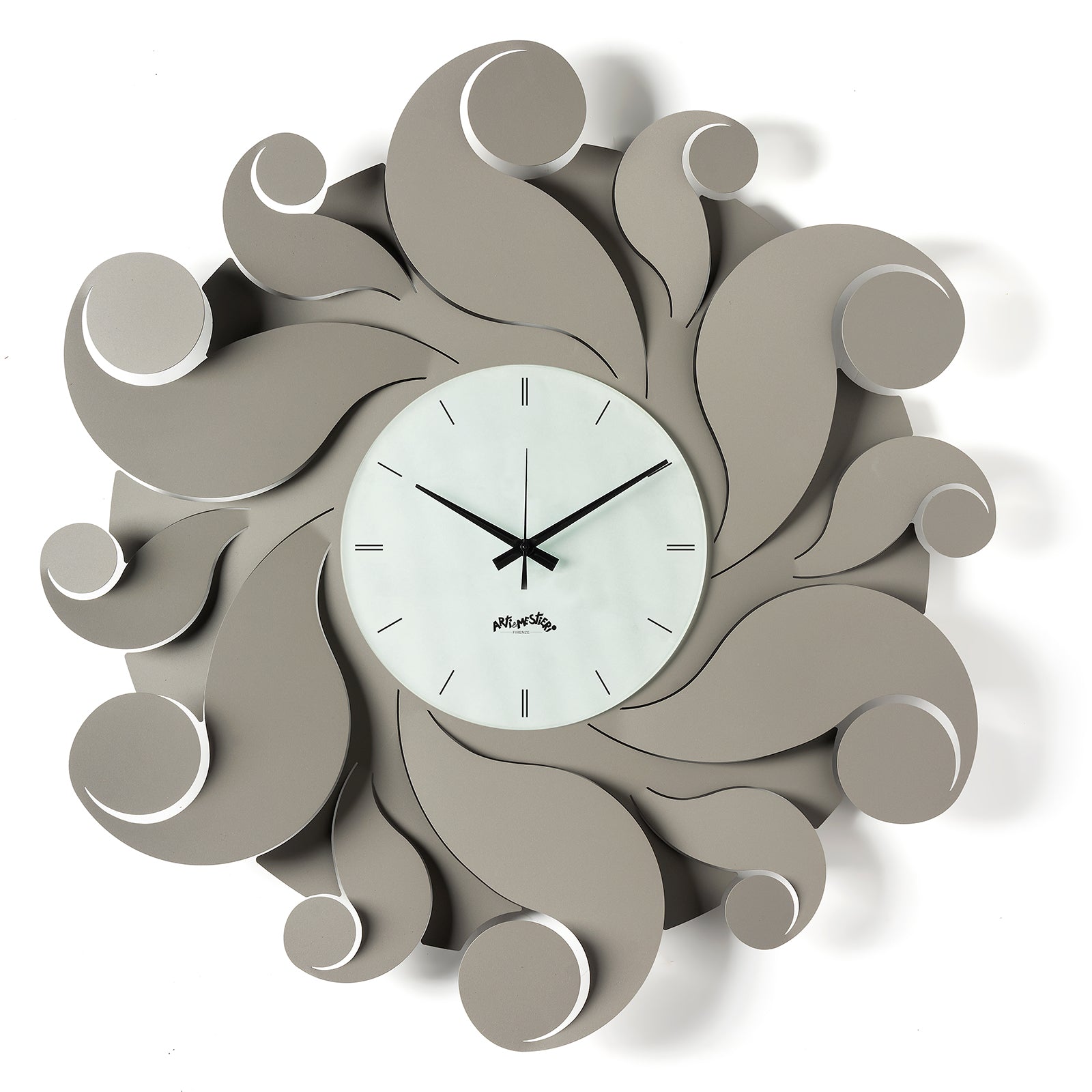 Orologio da parete Medusa color fango Arti&Mestieri, vista frontale con riccioli in metallo che creano un effetto tridimensional