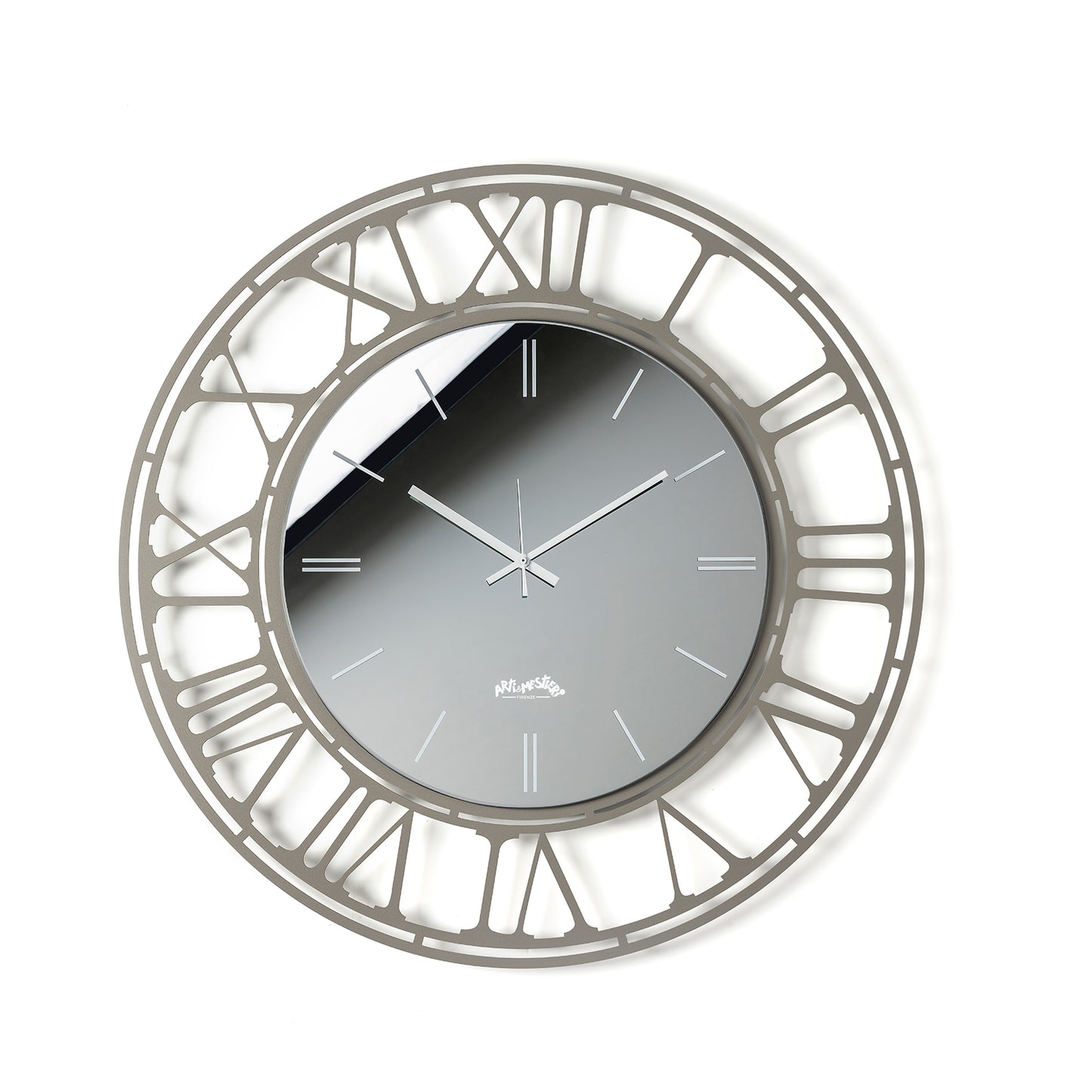 Vista frontale dell'orologio Axis 70 con numeri romani e quadrante in vetro specchio Crystal® fumé serigrafato. Base in ferro color fango. Diametro 70 cm. Prodotto da Arti&Mestieri.