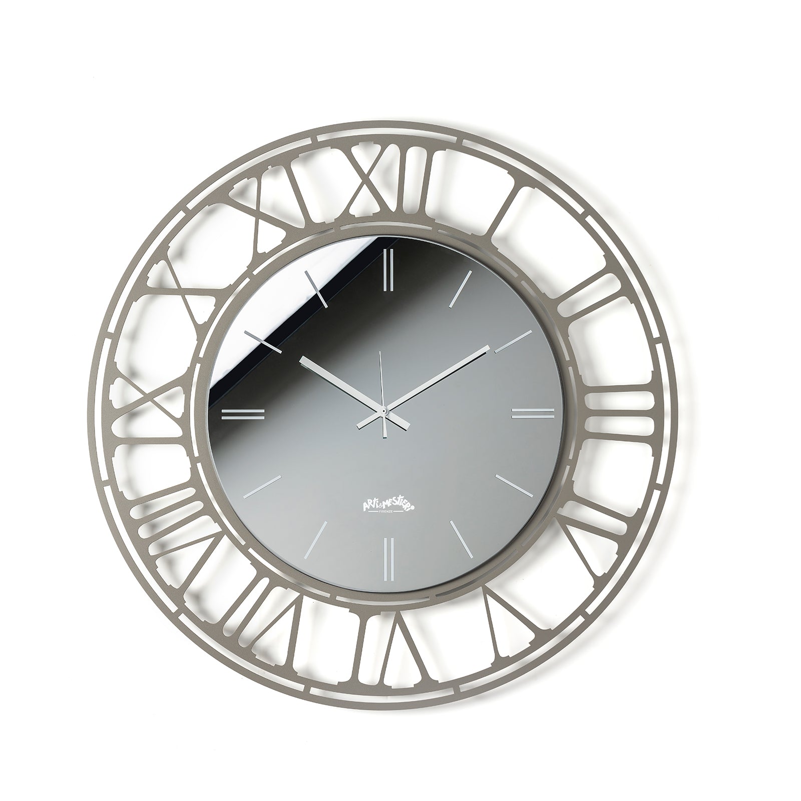 Vista frontale dell'orologio Axis 70 con numeri romani e quadrante in vetro specchio Crystal® fumé serigrafato. Base in ferro color fango. Diametro 70 cm. Prodotto da Arti&Mestieri.