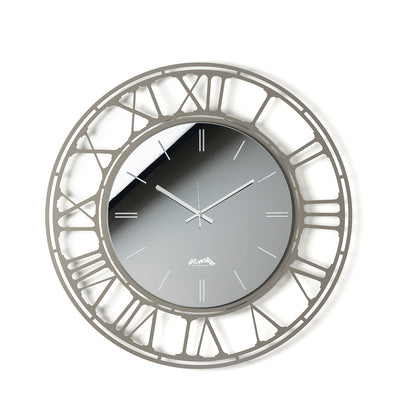 Vista frontale dell'orologio Axis 70 con numeri romani e quadrante in vetro specchio Crystal® fumé serigrafato. Base in ferro color fango. Diametro 70 cm. Prodotto da Arti&Mestieri.