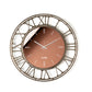 Vista frontale dell'orologio Axis 70 con numeri romani e quadrante in vetro specchio Crystal® ambra serigrafato. Base in ferro color beige. Diametro 70 cm. Prodotto da Arti&Mestieri.