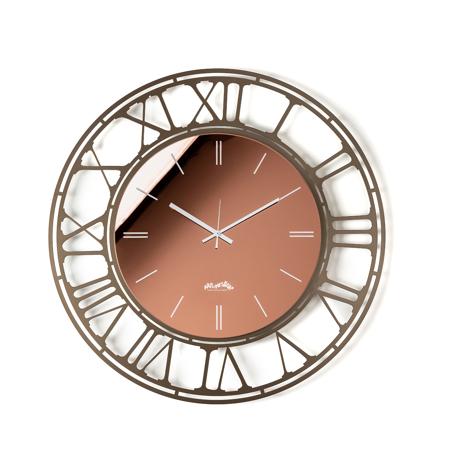 Vista frontale dell'orologio Axis 70 con numeri romani e quadrante in vetro specchio Crystal® ambra serigrafato. Base in ferro color beige. Diametro 70 cm. Prodotto da Arti&Mestieri.