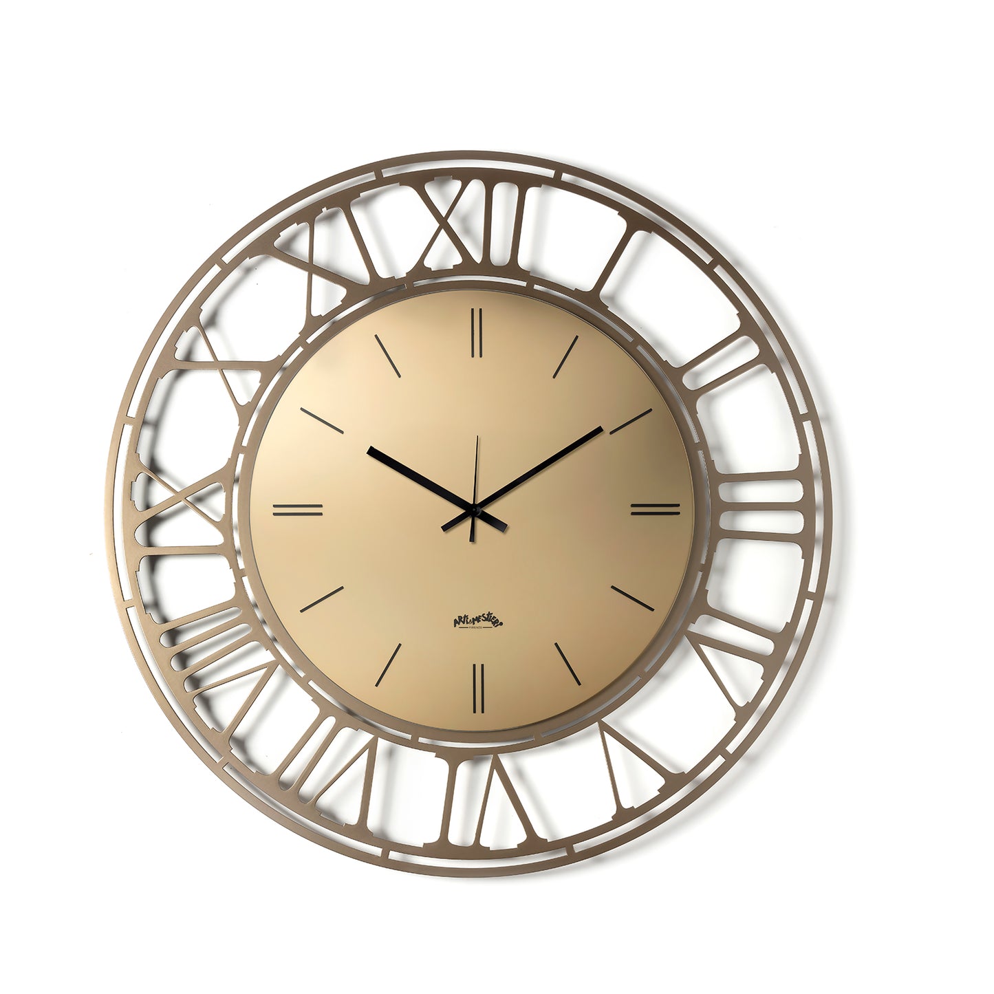 Vista frontale dell'orologio Axis 70 con numeri romani e quadrante in vetro specchio Velour® bronzo serigrafato. Base in ferro color beige. Diametro 70 cm. Prodotto da Arti&Mestieri.