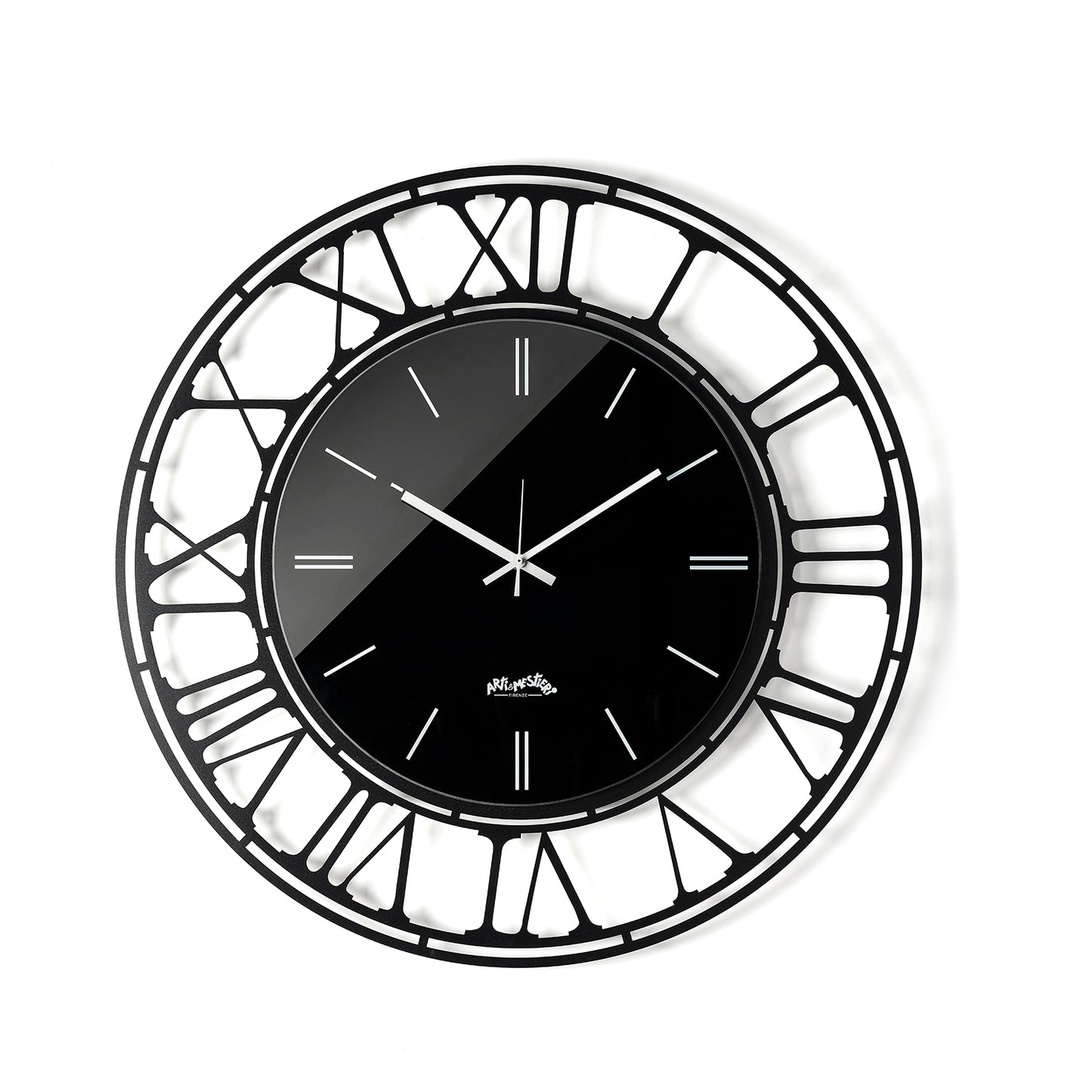 Vista frontale dell'orologio Axis 70 con numeri romani e quadrante in vetro specchio Crystal® nero serigrafato. Base in ferro color nero. Diametro 70 cm. Prodotto da Arti&Mestieri.