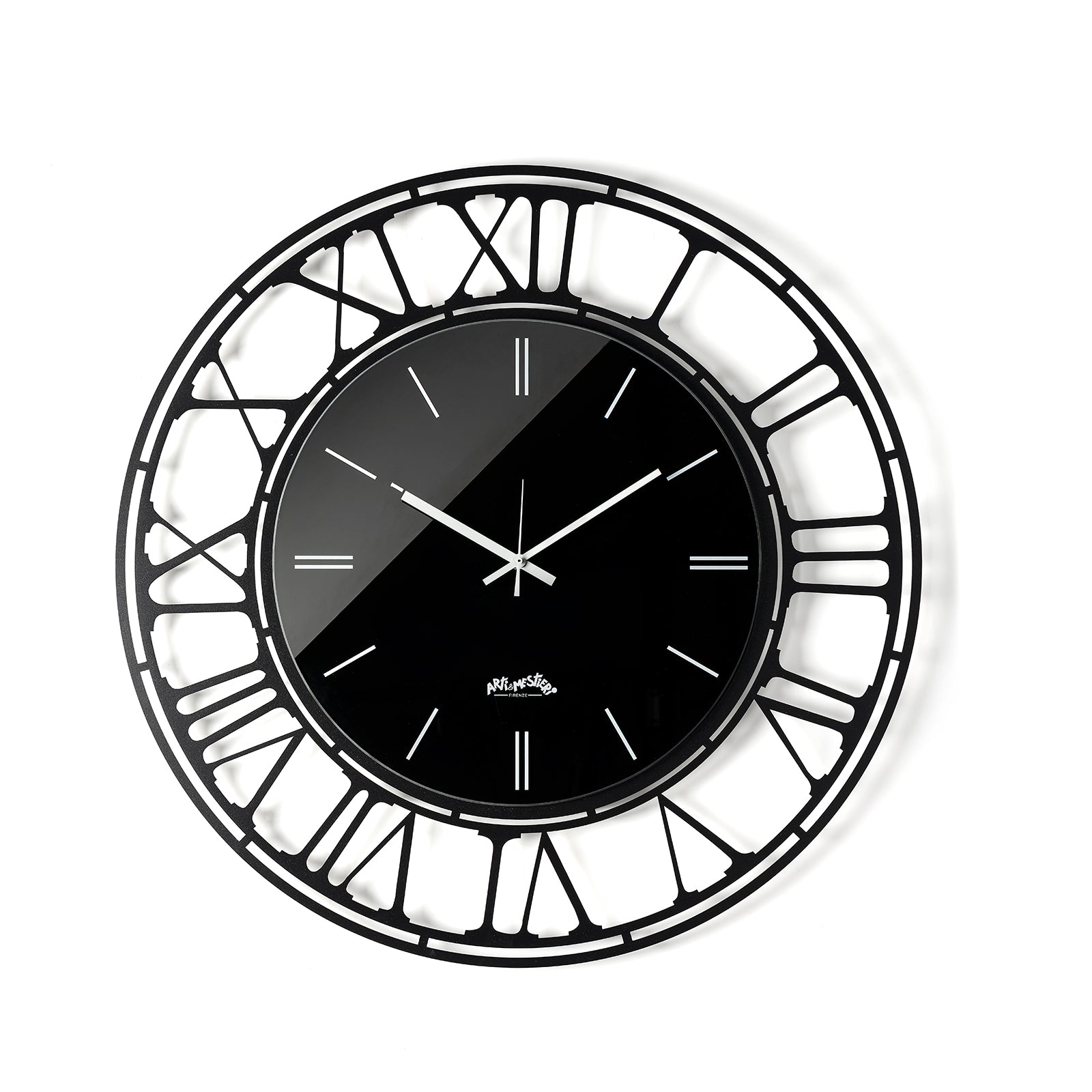 Vista frontale dell'orologio Axis 70 con numeri romani e quadrante in vetro specchio Crystal® nero serigrafato. Base in ferro color nero. Diametro 70 cm. Prodotto da Arti&Mestieri.