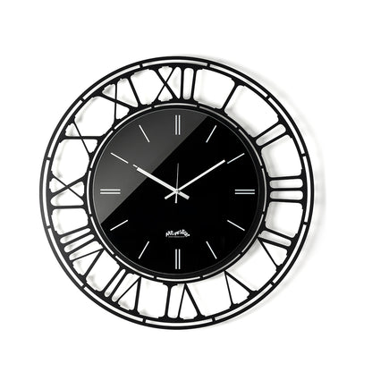 Vista frontale dell'orologio Axis 70 con numeri romani e quadrante in vetro specchio Crystal® nero serigrafato. Base in ferro color nero. Diametro 70 cm. Prodotto da Arti&Mestieri.