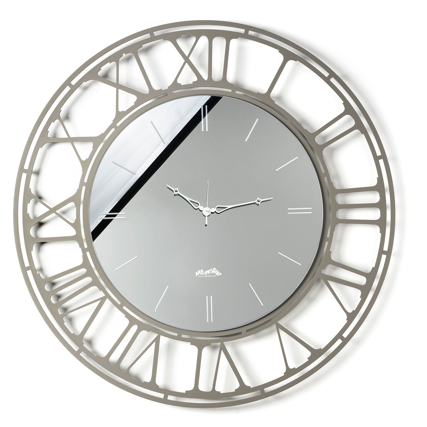 Vista frontale dell'orologio Axis 70 con numeri romani e quadrante in vetro specchio Crystal® fumé serigrafato in bianco. Base in ferro color fango. Diametro 70 cm. Prodotto da Arti&Mestieri.