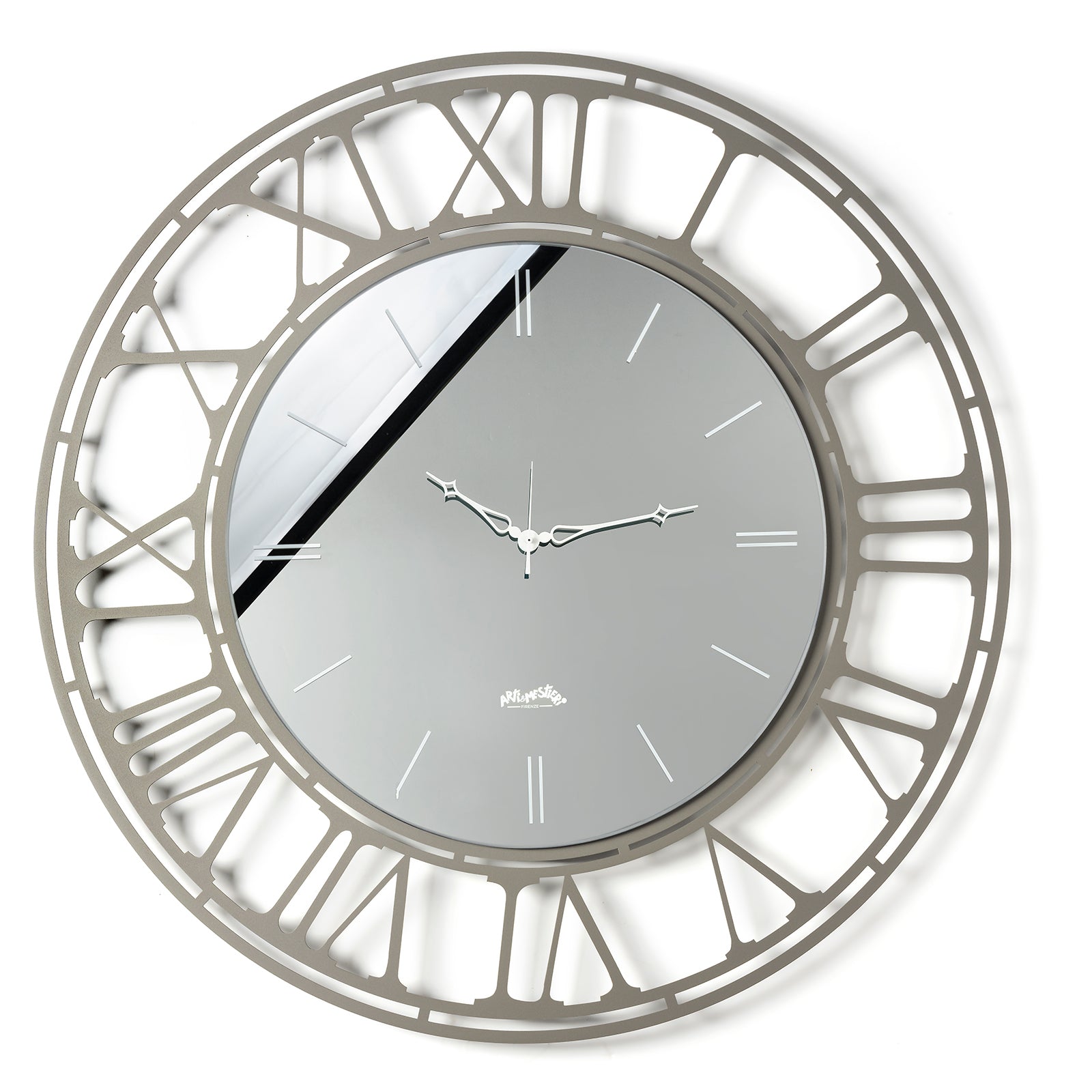 Vista frontale dell'orologio Axis 70 con numeri romani e quadrante in vetro specchio Crystal® fumé serigrafato in bianco. Base in ferro color fango. Diametro 70 cm. Prodotto da Arti&Mestieri.