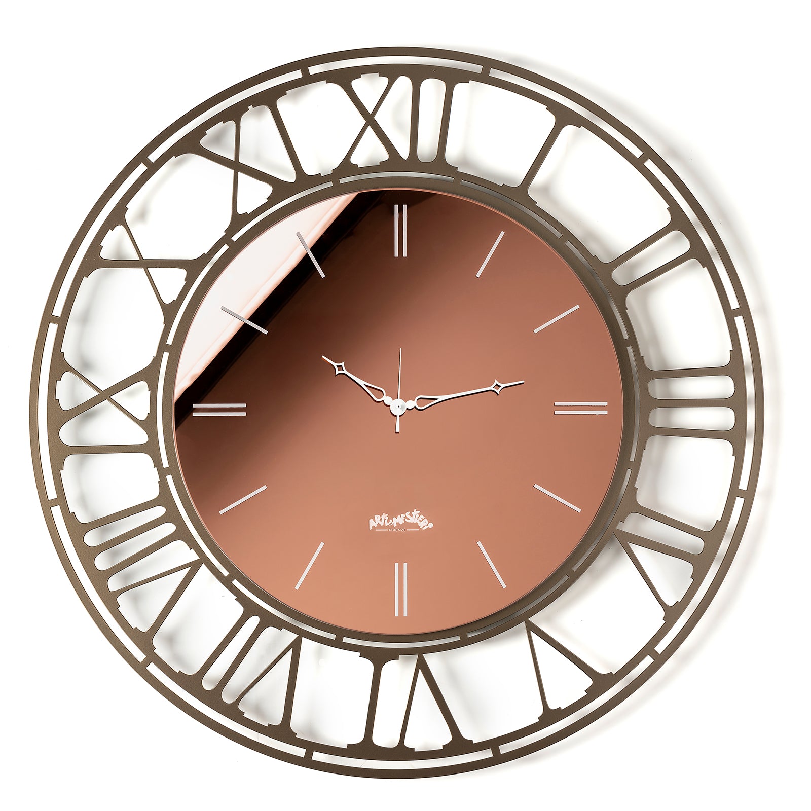 Vista frontale dell'orologio Axis 90 con numeri romani e quadrante in vetro specchio Crystal® ambra serigrafato in bianco. Base in ferro color beige. Diametro 90 cm. Prodotto da Arti&Mestieri.
