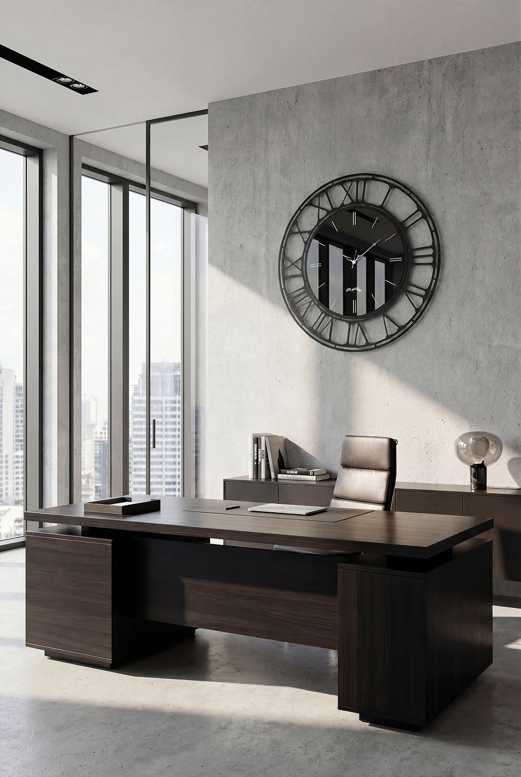 Orologio da parete Axis 90 Arti&Mestieri con numeri romani e quadrante a specchio nero in ufficio moderno