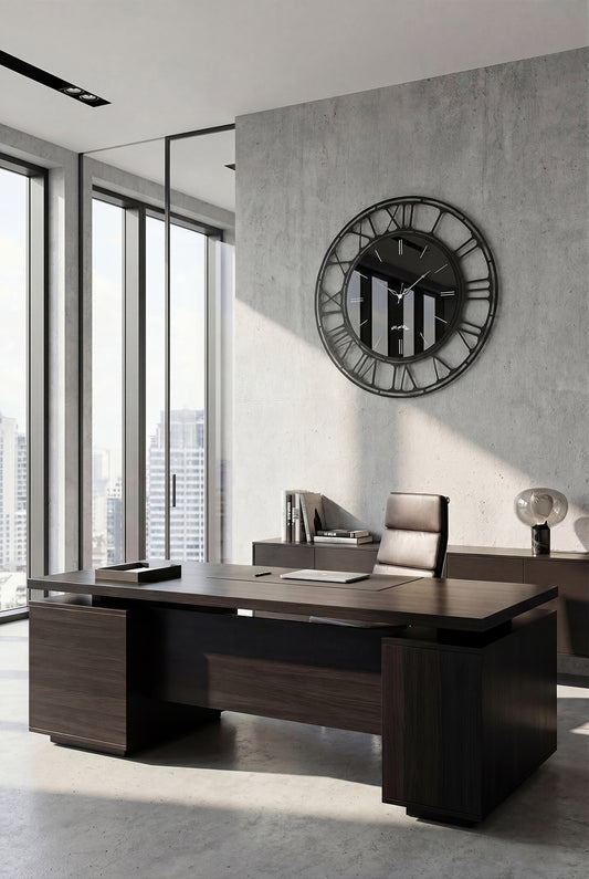 Orologio da parete Axis 90 Arti&Mestieri con numeri romani e quadrante a specchio nero in ufficio moderno