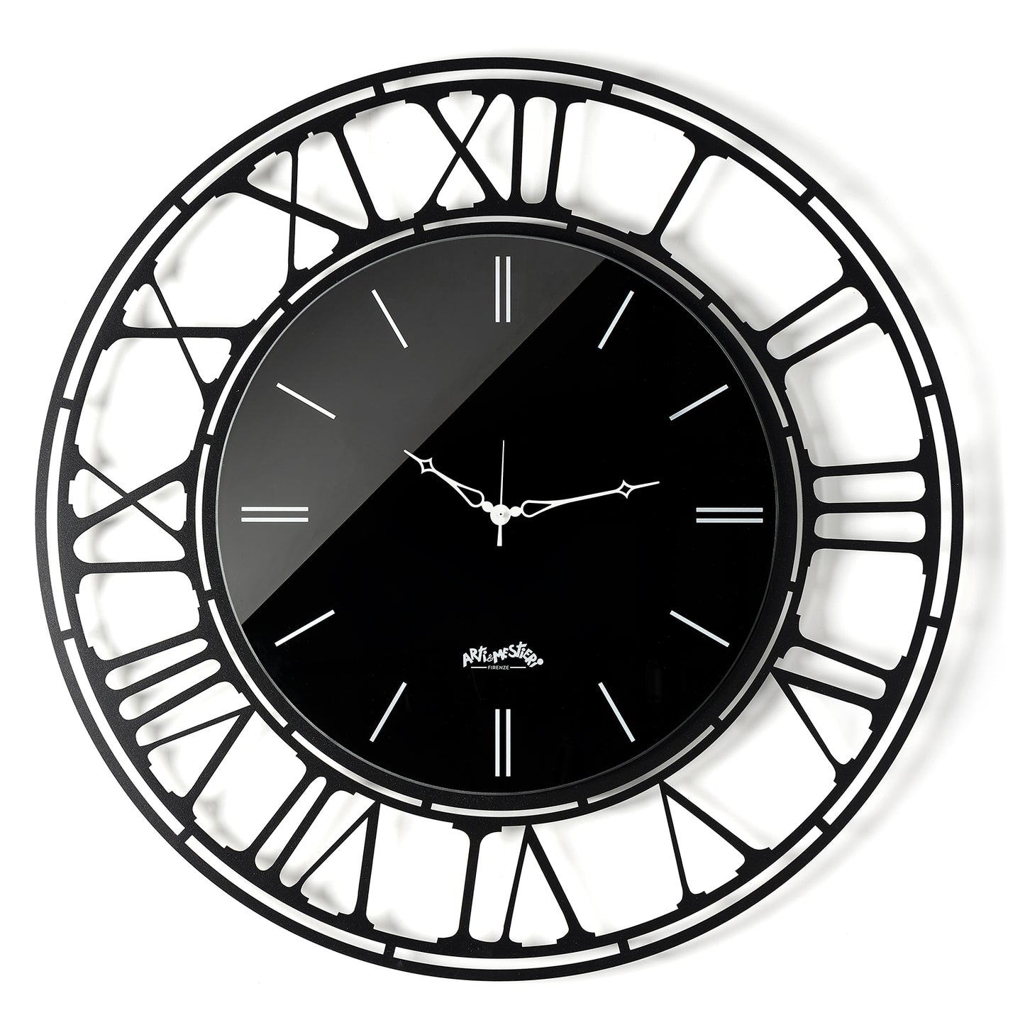 Vista frontale dell'orologio Axis 90 con numeri romani e quadrante in vetro specchio Crystal® nero serigrafato in bianco. Base in ferro color nero. Diametro 90 cm. Prodotto da Arti&Mestieri.