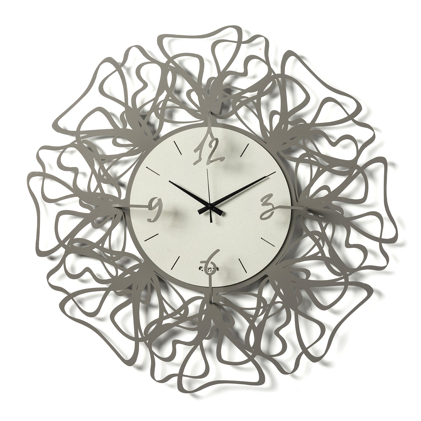 Vista frontale dell'orologio Linea di Arti&Mestieri, intrecci laser e numeri sovrapposti fango, quadrante avorio