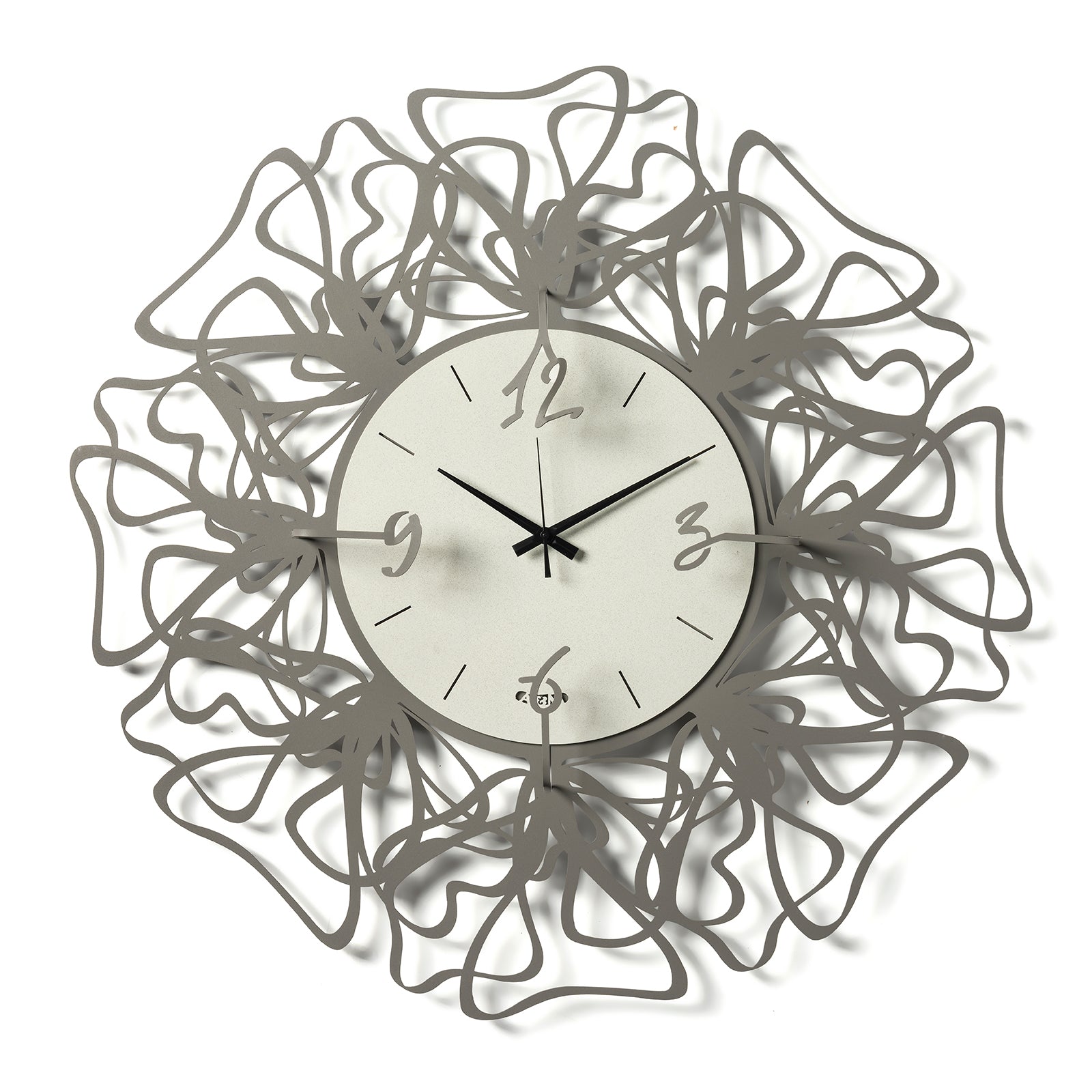 Vista frontale dell'orologio Linea di Arti&Mestieri, intrecci laser e numeri sovrapposti fango, quadrante avorio