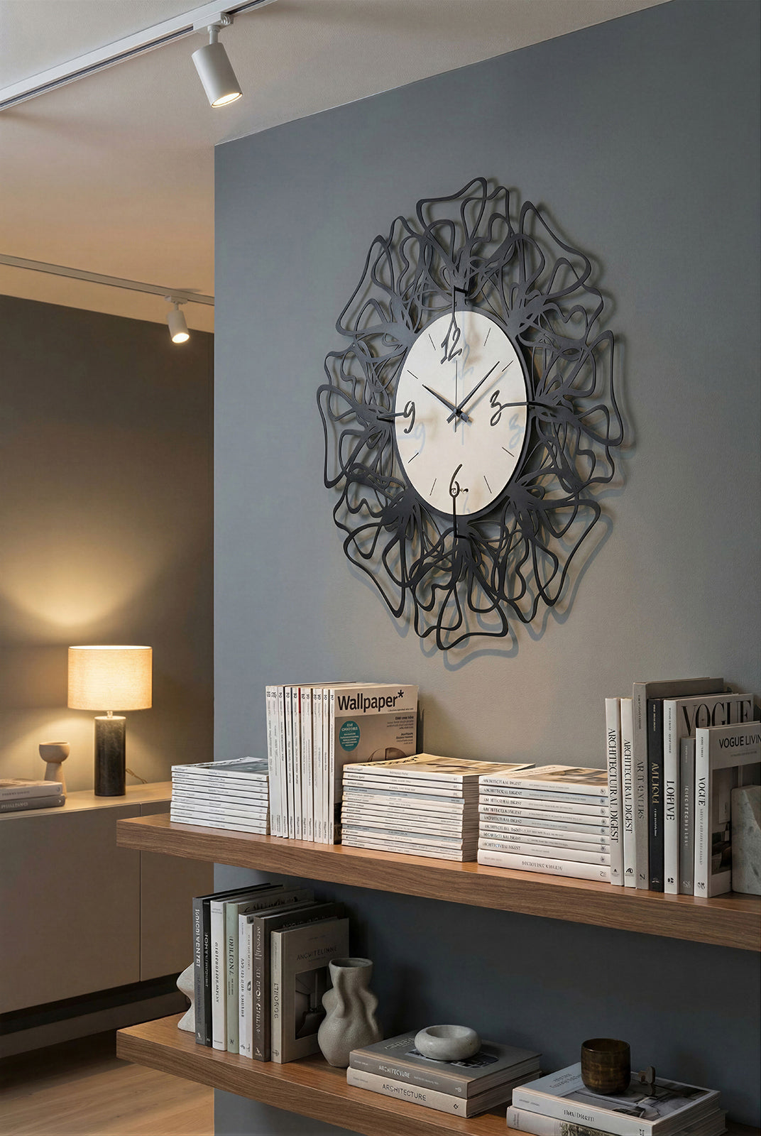 Ambientazione dell'orologio Linea di Arti&Mestieri su parete di corridoio moderno con mensole decorative.