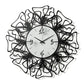 Vista frontale dell'orologio Linea di Arti&Mestieri, intrecci laser e numeri sovrapposti neri, quadrante marmo bianco.