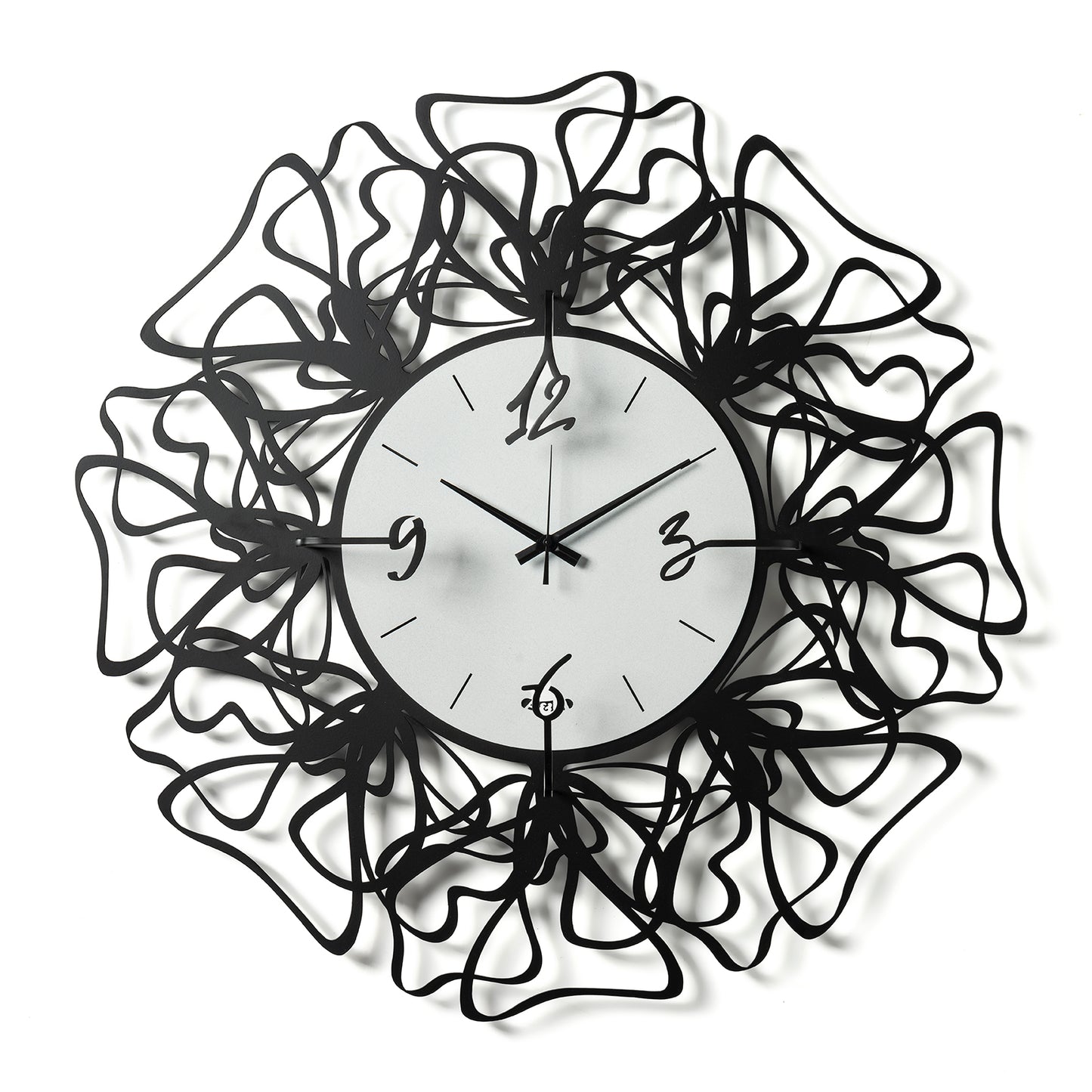 Vista frontale dell'orologio Linea di Arti&Mestieri, intrecci laser e numeri sovrapposti neri, quadrante marmo bianco.