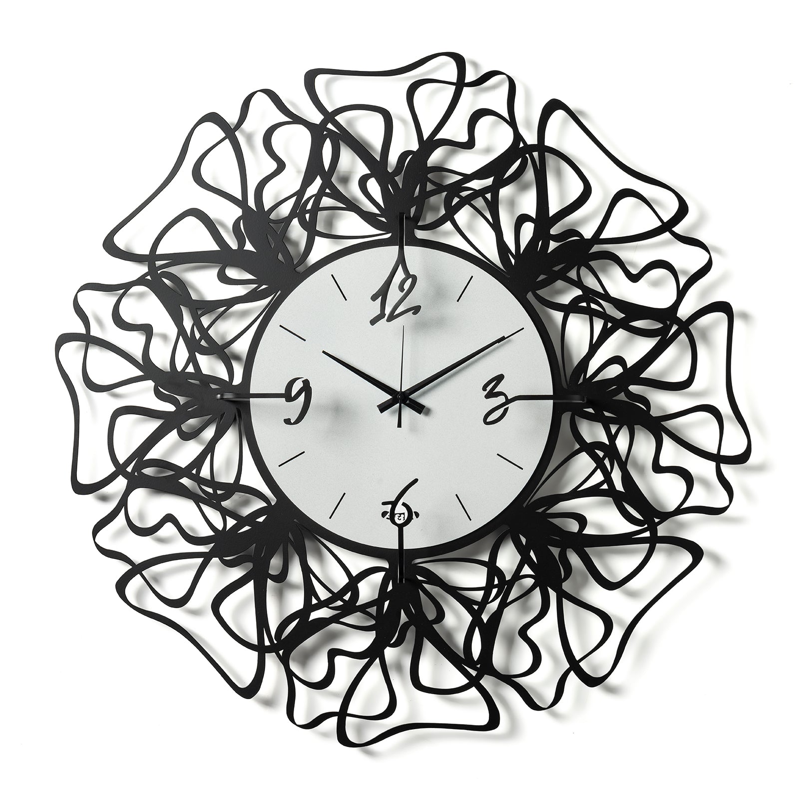 Vista frontale dell'orologio Linea di Arti&Mestieri, intrecci laser e numeri sovrapposti neri, quadrante marmo bianco.