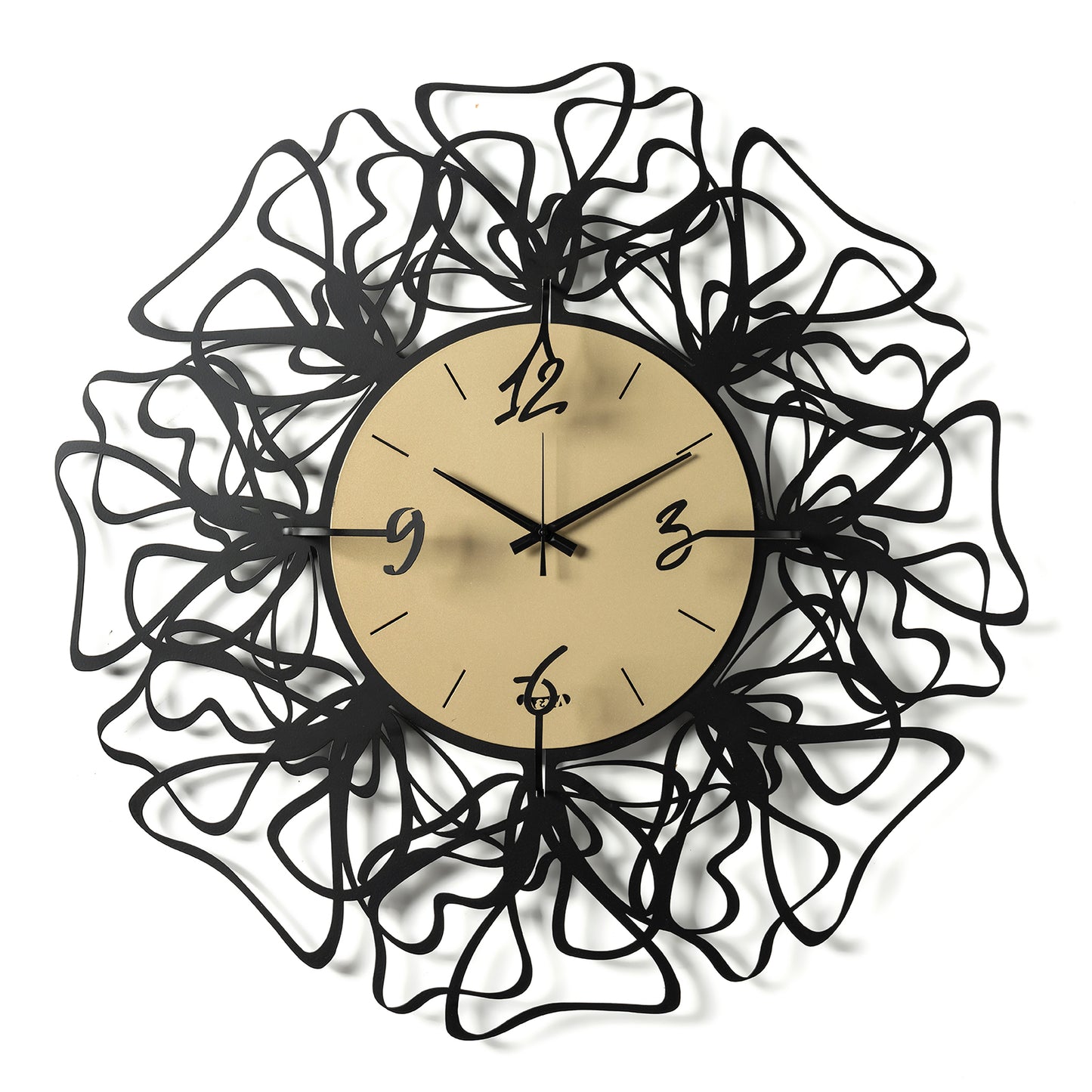 Vista frontale dell'orologio Linea di Arti&Mestieri, intrecci neri laser e numeri sovrapposti, quadrante marmo miele.