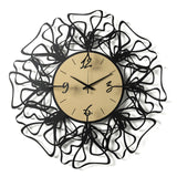 Vista frontale dell'orologio Linea di Arti&Mestieri, intrecci neri laser e numeri sovrapposti, quadrante marmo miele.