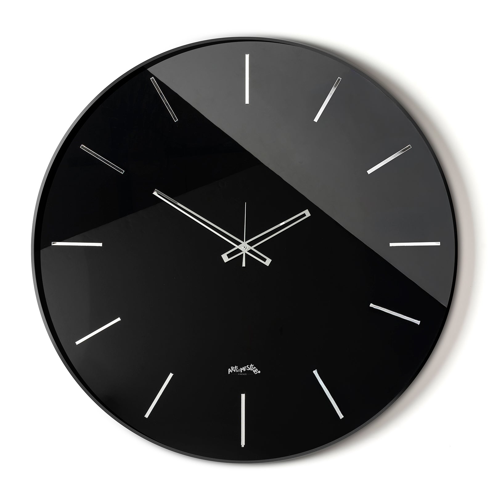 Vista frontale dell'orologio Giotto di Arti&Mestieri. Base nera, quadrante Crystal Luxe nero, diametro 60 cm.