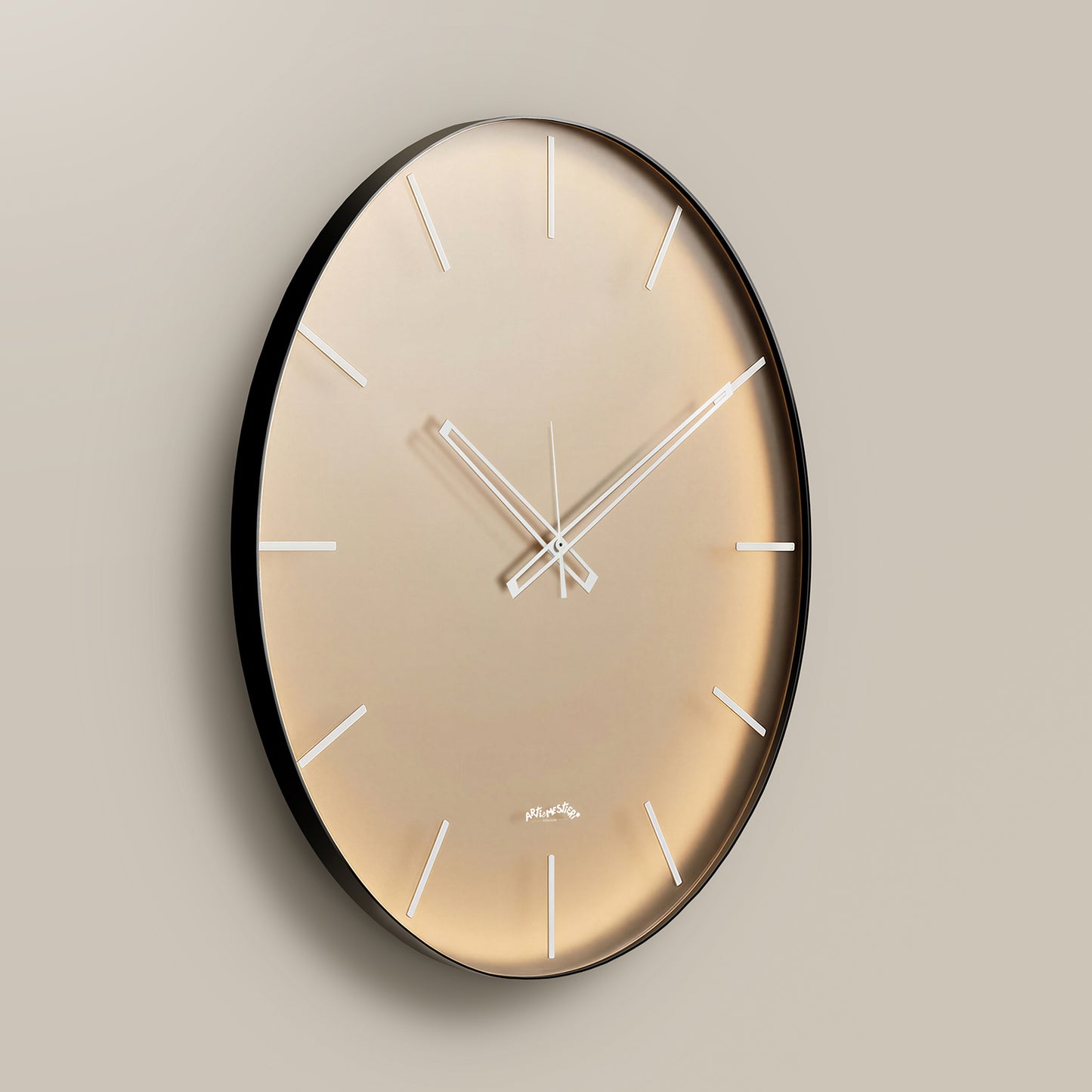 Vista frontale dell'orologio Giotto di Arti&Mestieri. Quadrante vetro satinato Velour Luxe bronzo, diametro 60 cm.