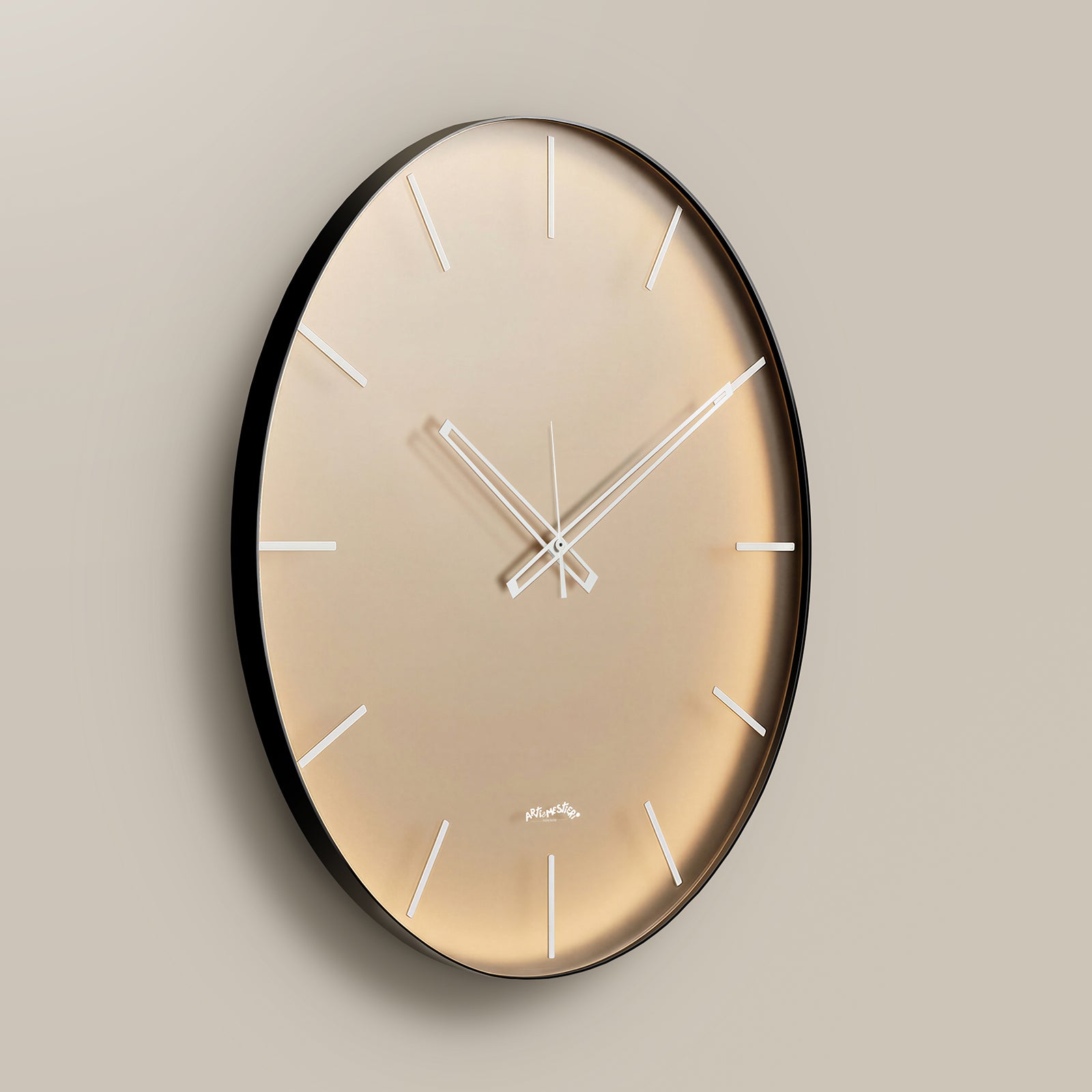 Vista frontale dell'orologio Giotto di Arti&Mestieri. Quadrante vetro satinato Velour Luxe bronzo, diametro 60 cm.