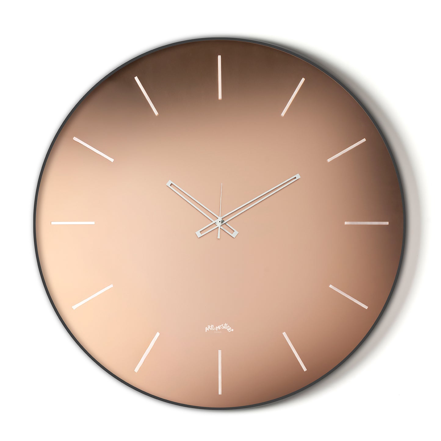 Vista frontale dell'orologio Giotto di Arti&Mestieri. Base nera, quadrante vetro satinato Velour Luxe rosa, diametro 60 cm.