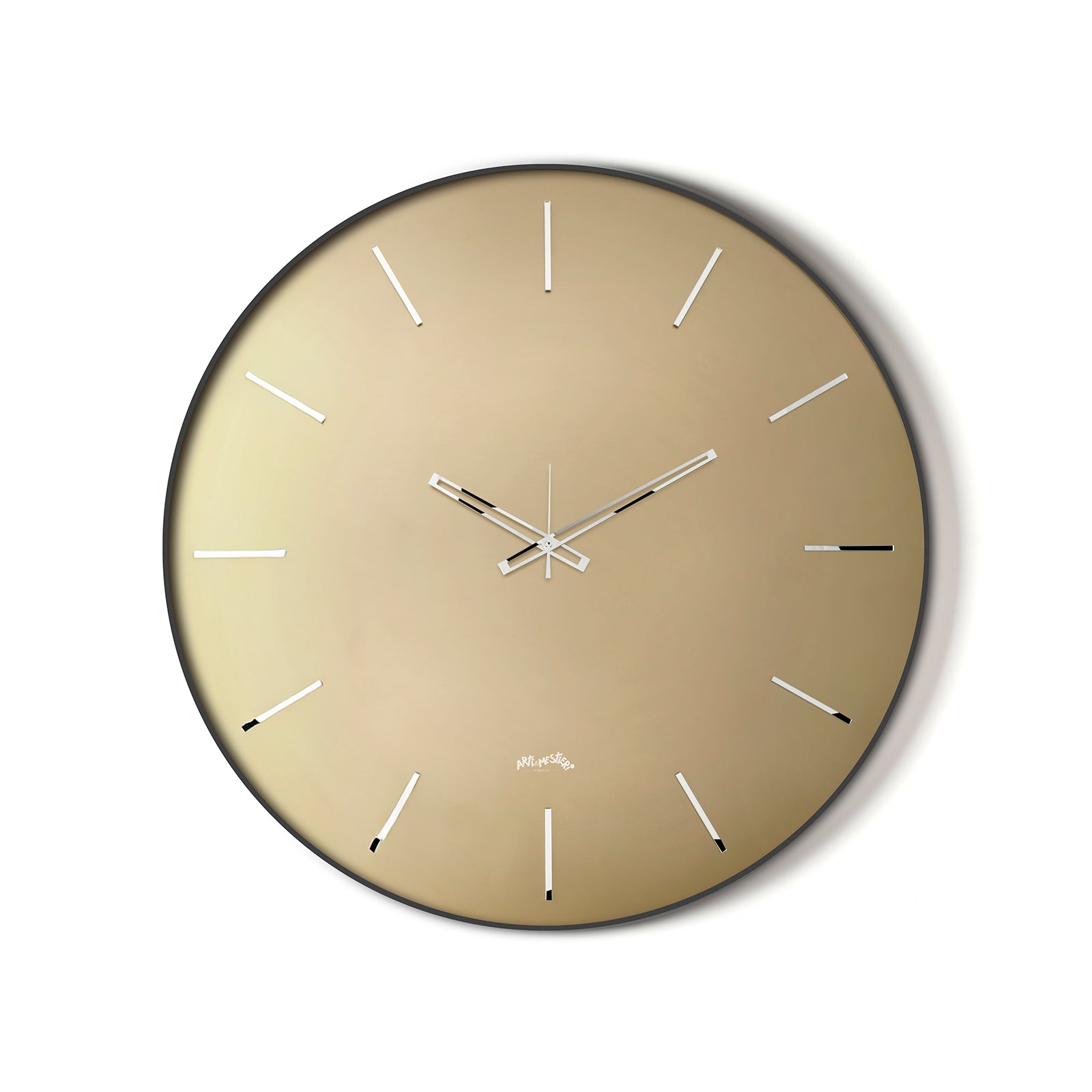 Vista frontale dell'orologio Giotto di Arti&Mestieri. Base nera, quadrante vetro satinato Velour Luxe bronzo, diametro 60 cm.