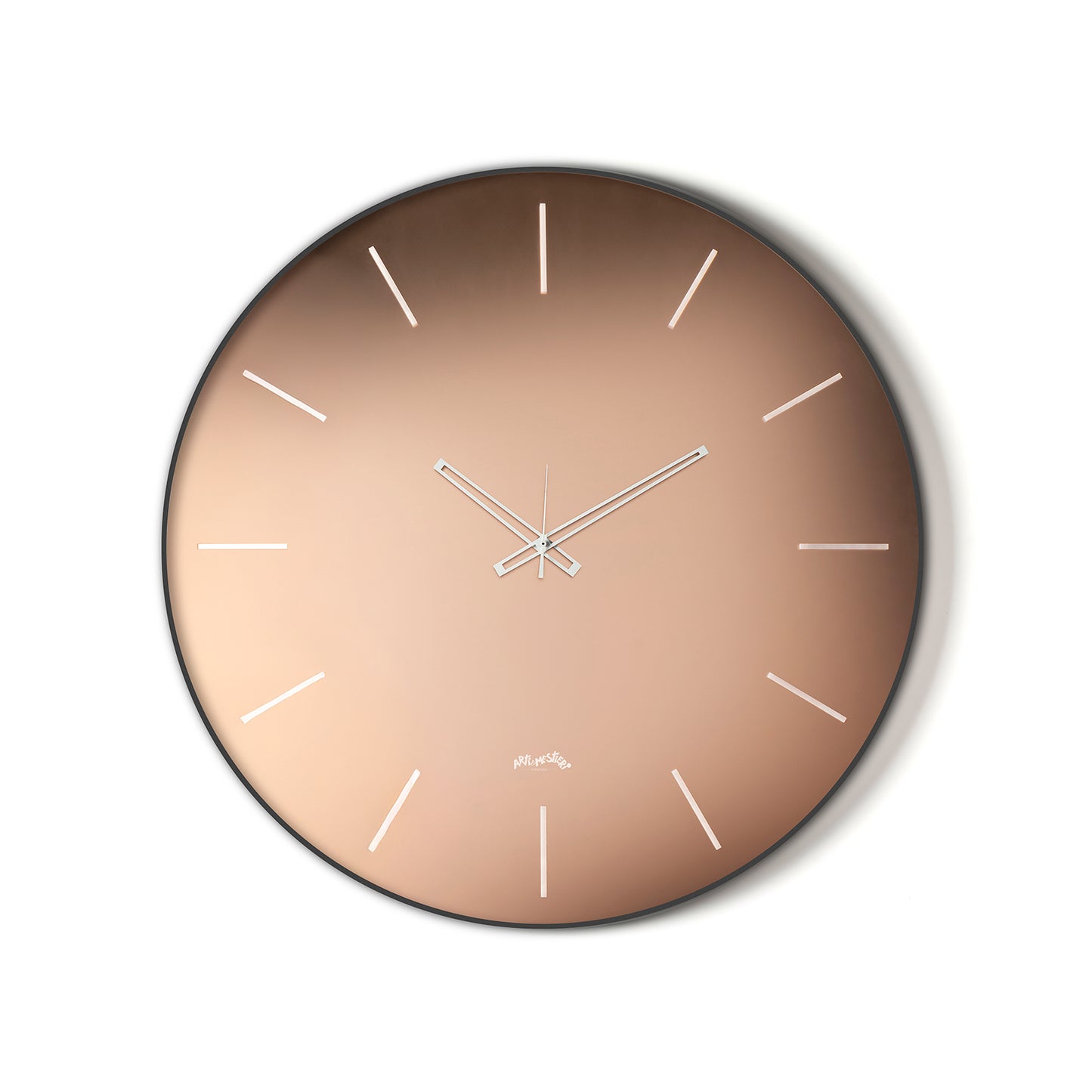 Vista frontale dell'orologio Giotto 45 di Arti&Mestieri. Base nera, quadrante vetro satinato Velour Luxe rosa, diametro 45 cm.