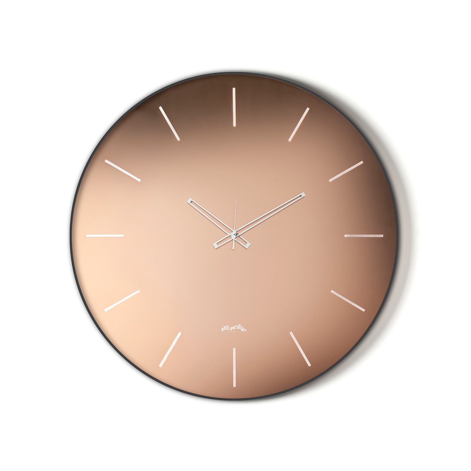 Vista frontale dell'orologio Giotto 45 di Arti&Mestieri. Base nera, quadrante vetro satinato Velour Luxe rosa, diametro 45 cm.