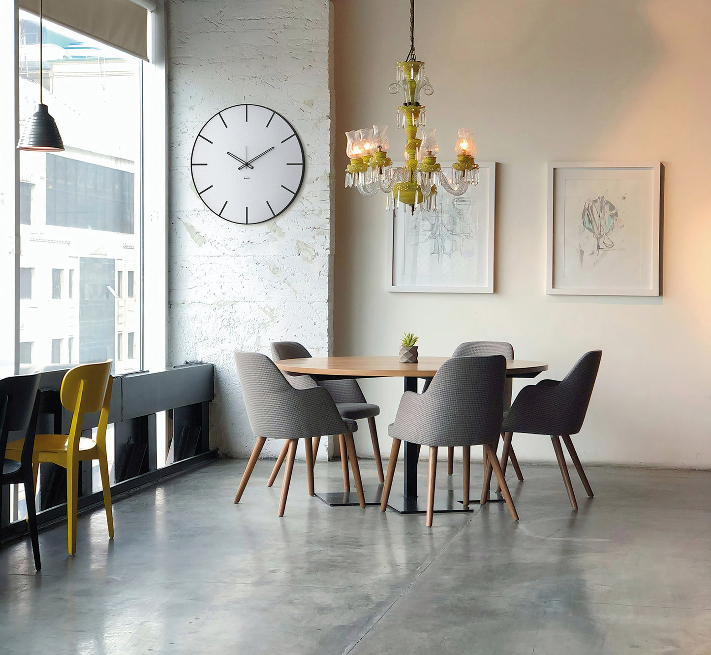 Ambientazione in una sala da pranzo moderna dell'orologio Symbol 60 di Arti&Mestieri, nero/alluminio.