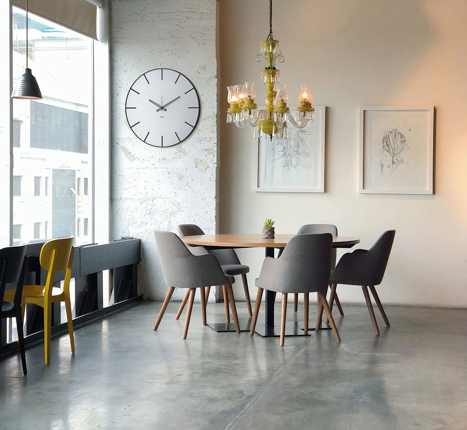 Ambientazione in una sala da pranzo moderna dell'orologio Symbol 60 di Arti&Mestieri, nero/alluminio.