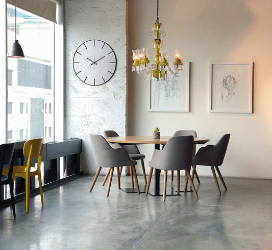 Ambientazione in una sala da pranzo moderna dell'orologio Symbol 60 di Arti&Mestieri, nero/alluminio.