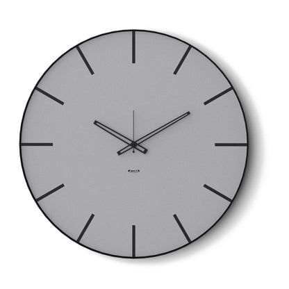 Vista frontale dell'orologio Symbol di Arti&Mestieri, 60 cm di diametro, combinazione colore nero/alluminio.